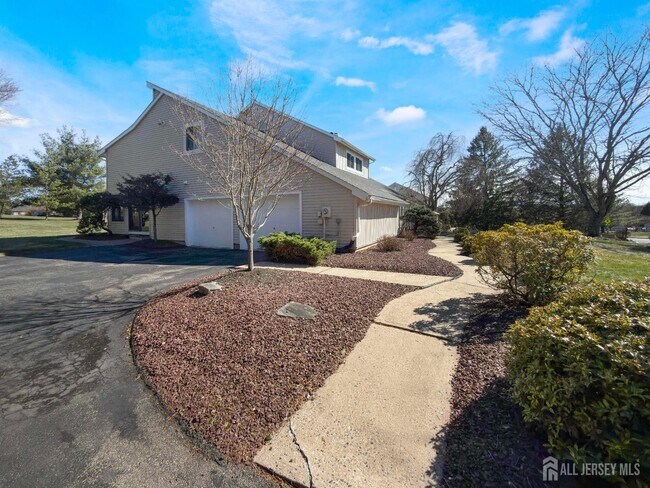 Photo - 592 Cabot Hill Rd