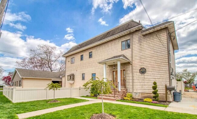 2nd Floor 1 BR Apartment - 5 Garibaldi Ave Unit 2nd Floor Left