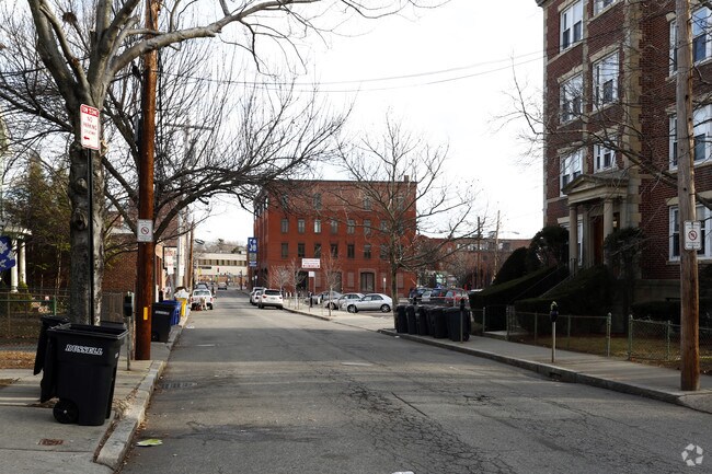 Day Street Apartments / 38 Day St