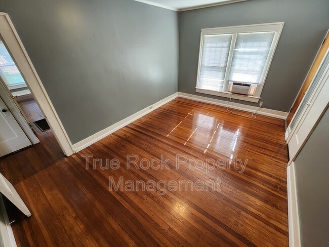 Photo - 830 E 12th St