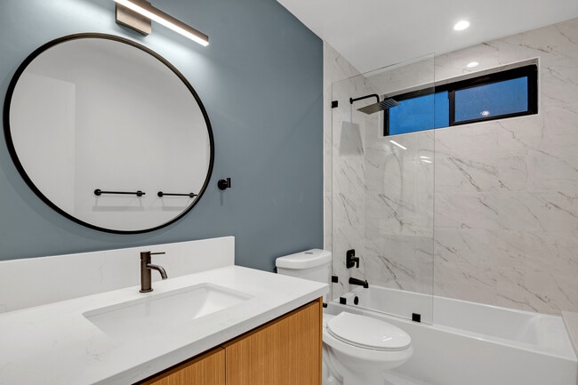 Photo - 950 Havenhurst Dr