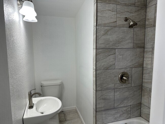 Photo - 726 W 6th St