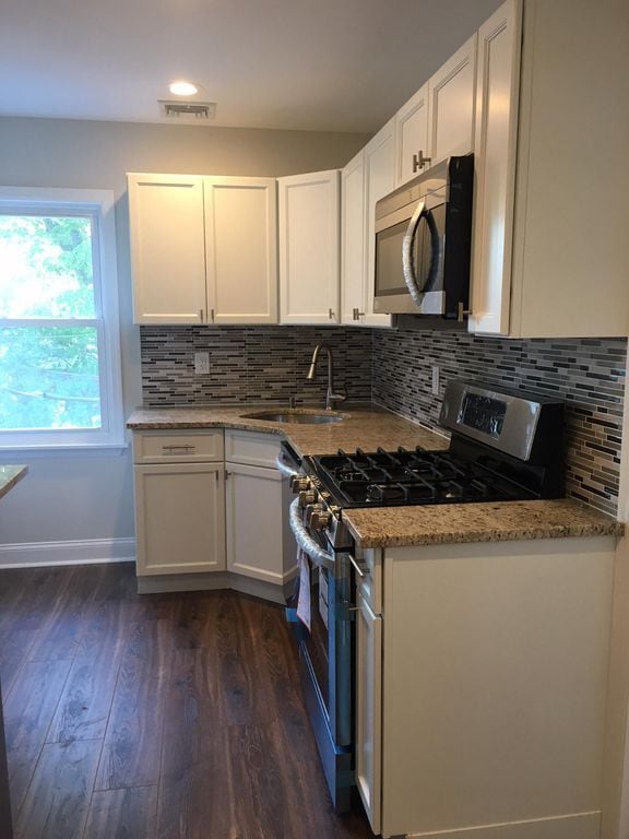 Vista lateral de la cocina - 14 Hickory St Unidad 2nd Floor