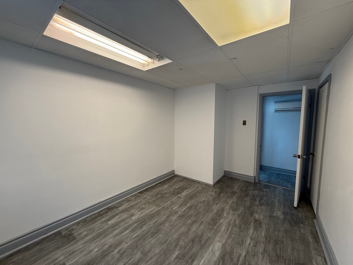 Photo - 2-1088 Fennell Avenue East Hamilton Ontario L8T 1R8