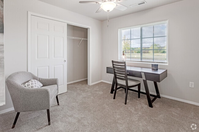 2BR, 2BA - 1060 SF