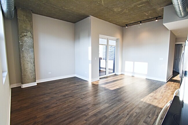 Photo - 3833 N Broadway Unit 512