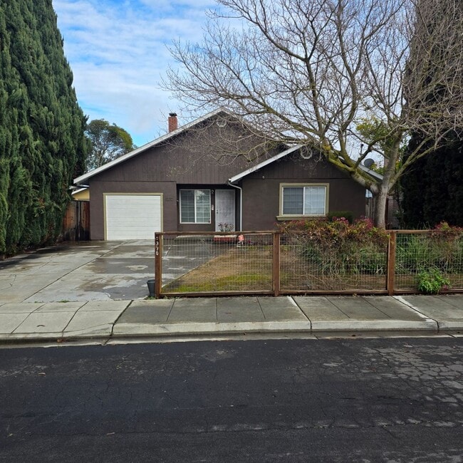 Building Photo - Menlo Park 3BR Home Near Meta, Dumbarton Bridge & Stanford – Large Yard + W/D