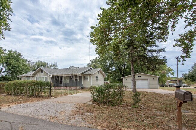Building Photo - 3 Bed, 2 Bath - Detached Garage
