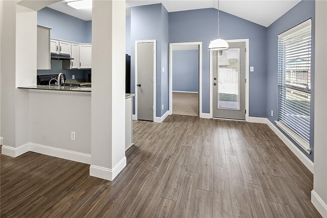 Photo - 916 Crested Point Dr