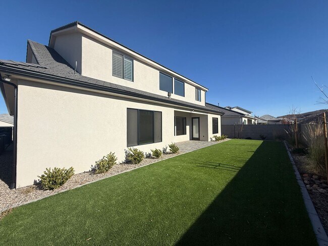 Photo - Gorgeous 5 bed 3.5 bath in Desert Canyons