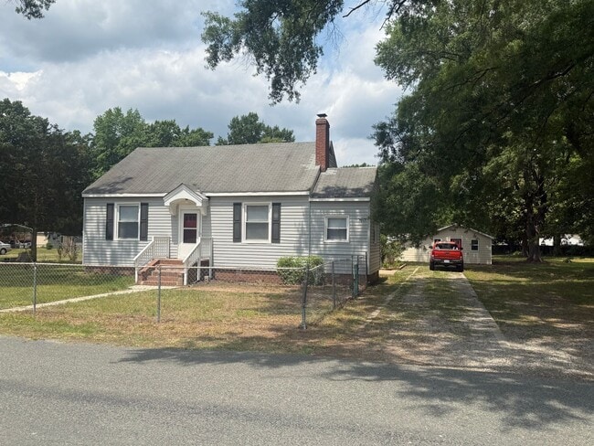 Photo - 2-bedroom 1 bathroom Cottage on a large lot with 2 large storage building on site
