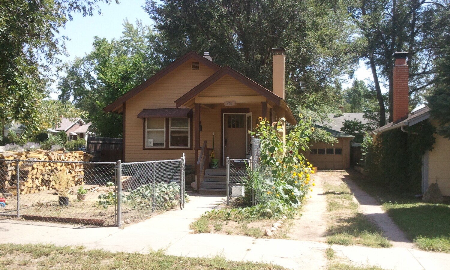 Charming Central Bungalow with Fireplace, Fenced Yard & Oversized Garage! - Charming Central Bungalow with Fireplace, Fenced Yard & Oversized Garage!