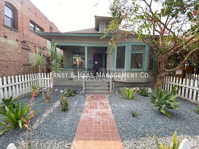 Building Photo - Lovely 2 Bedroom House Just Steps From Fin...