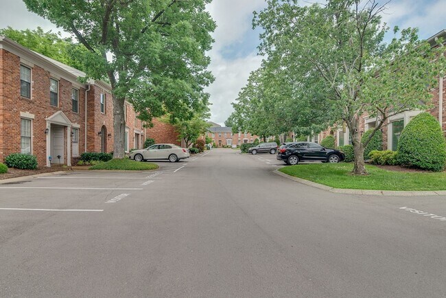 2040 Graybar Ln