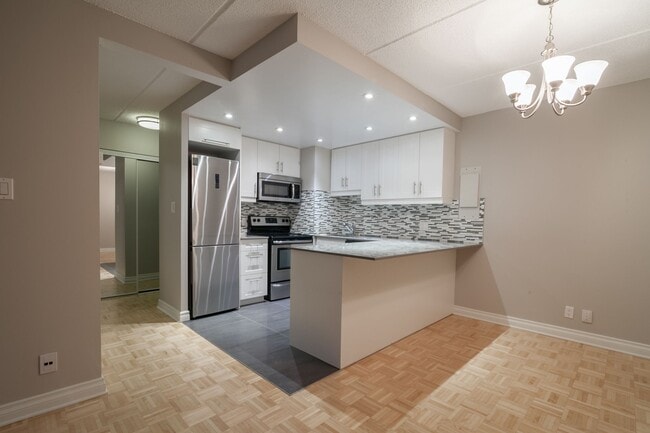 Building Photo - 4800 Maisonneuve Blvd W Unit 521