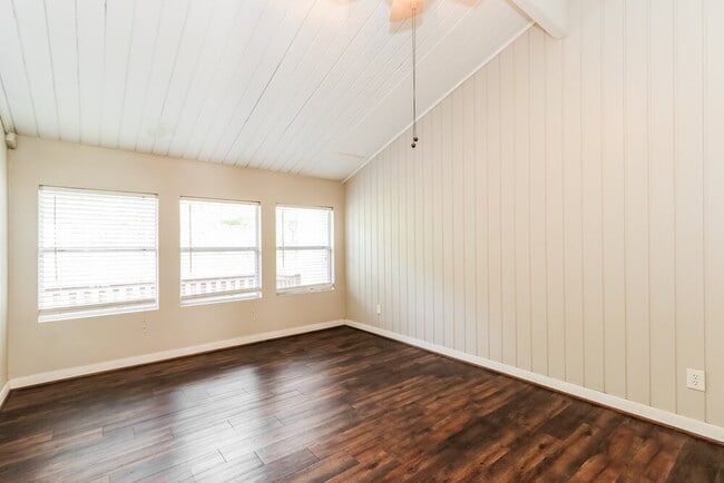 Photo - 2 Lakeway St