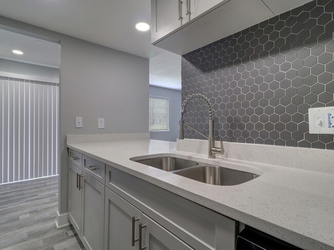 1x1 530 Square Feet Diamond