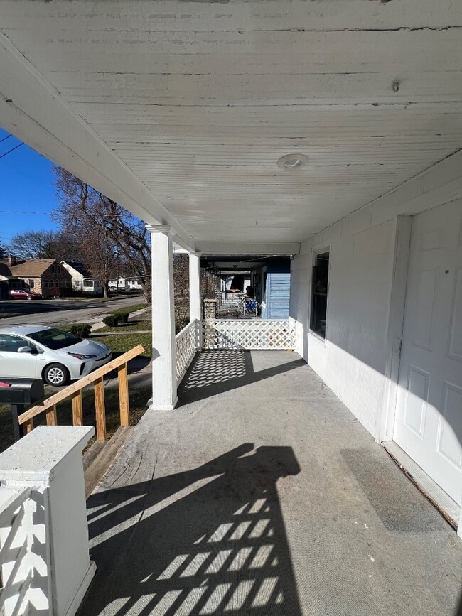 Building Photo - 2272 Avon St