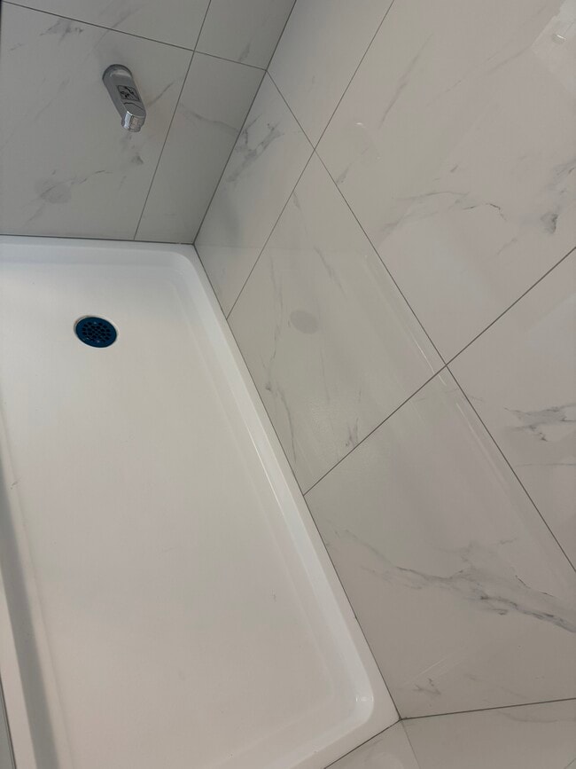 Photo - 12712 115B Av