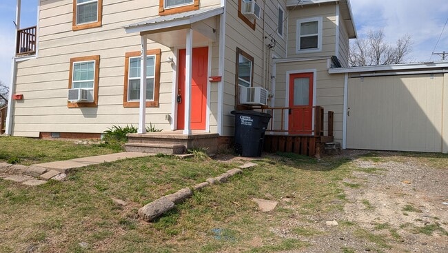 Building Photo - 320 W Dill St