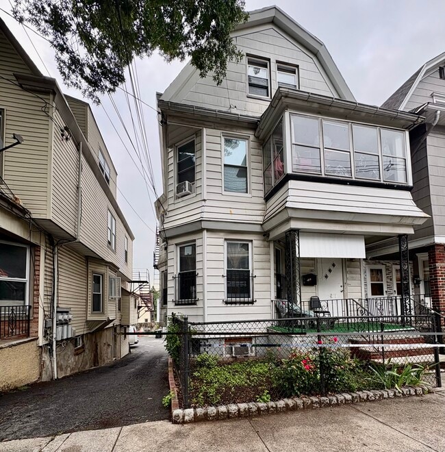 Building Photo - 197 Woodside Ave Unit 3