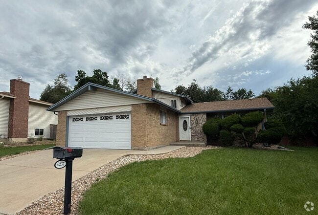 Building Photo - Spacious Tri-Level Home Featuring 4BD/2.5B...