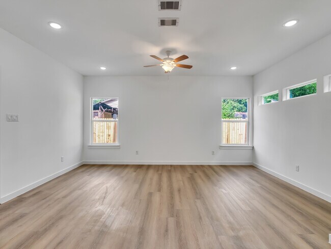 8102 Crestview Dr