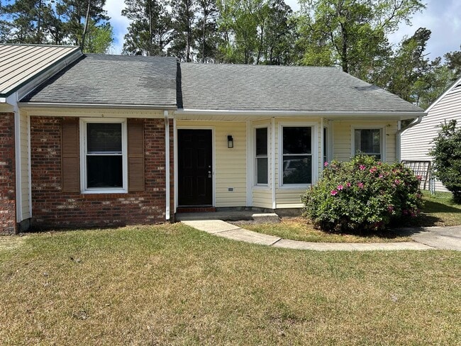 Building Photo - 2 bedroom, 2 bath Duplex