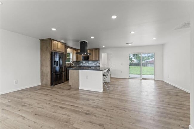 Photo - 2420 Woodman Dr