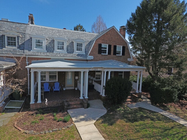 Building Photo - 4201 Roland Ave Unit T