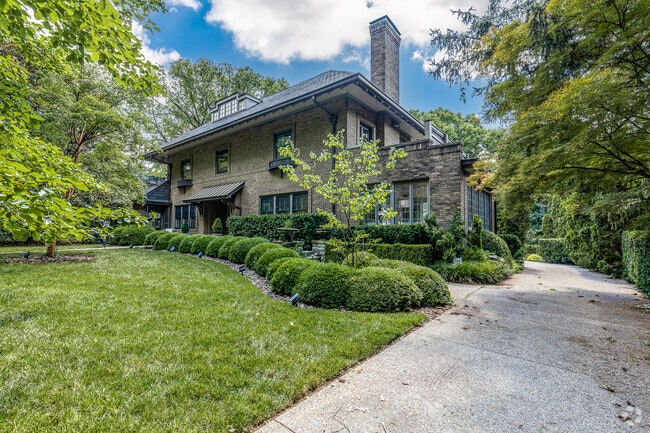 4061 Beechwood stunning architecture on one of Cincinnati's most beautiful streets - 4061 Beechwood Ave Rental