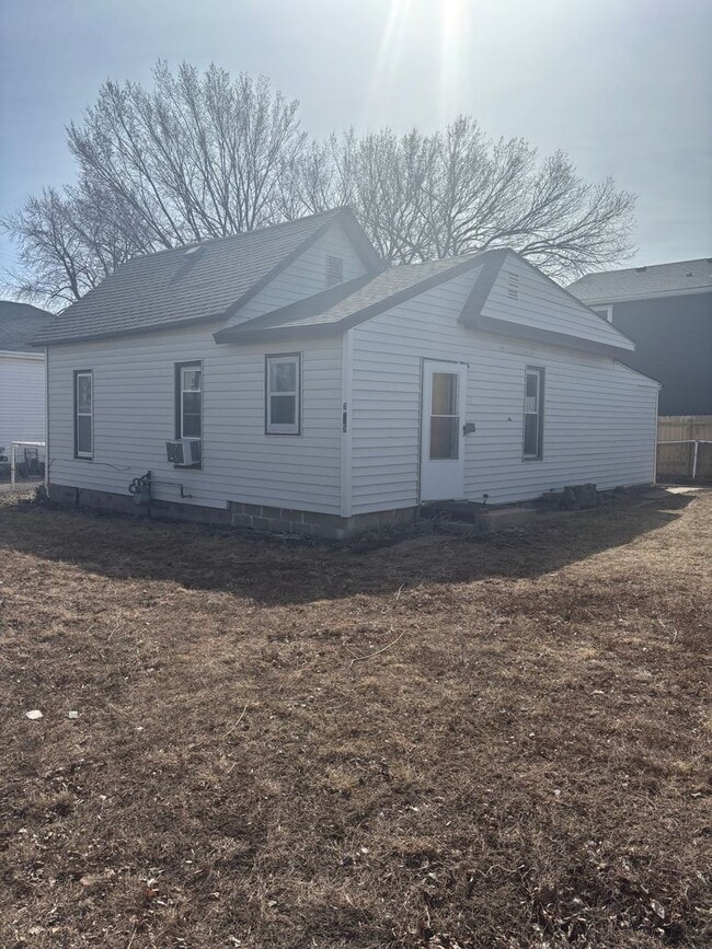 Building Photo - 605 E 14th St