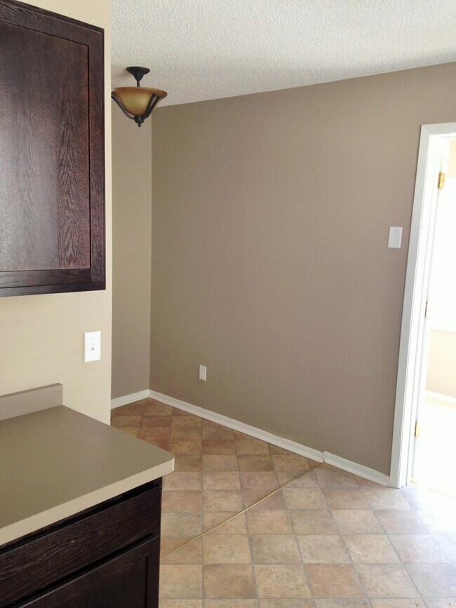 2 Br/1 Ba Condo in St. Paul Midway w/ Off... House Rental in Saint