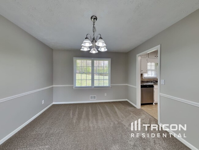 Photo - 425 Monivea Ln