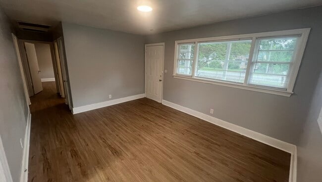 Sala de estar - 1351 Waverly Ave