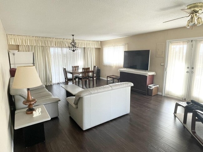 Photo - 16066-16016 16 Ave