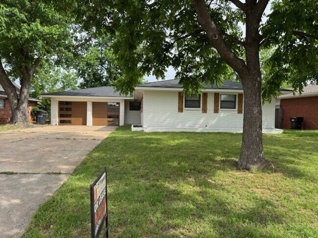 Stunning and trendy 3 bed 2 bath 2 car gar... - Stunning and trendy 3 bed 2 bath 2 car gar... House