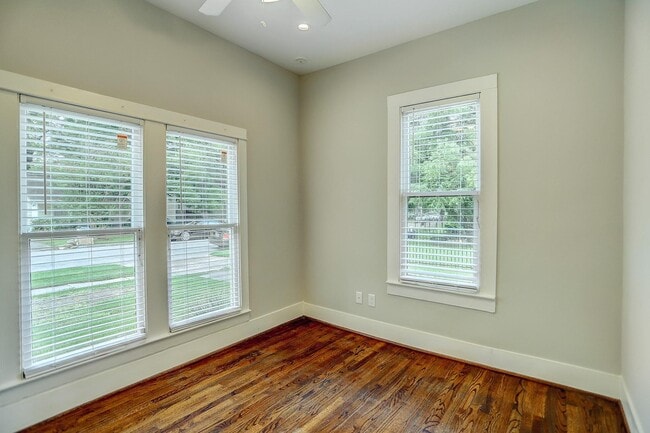 Building Photo - 1021 Louise St