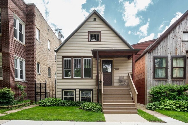 Building Photo - Beautiful 4 Bed 2 Bath home in the heart of Irving Park!