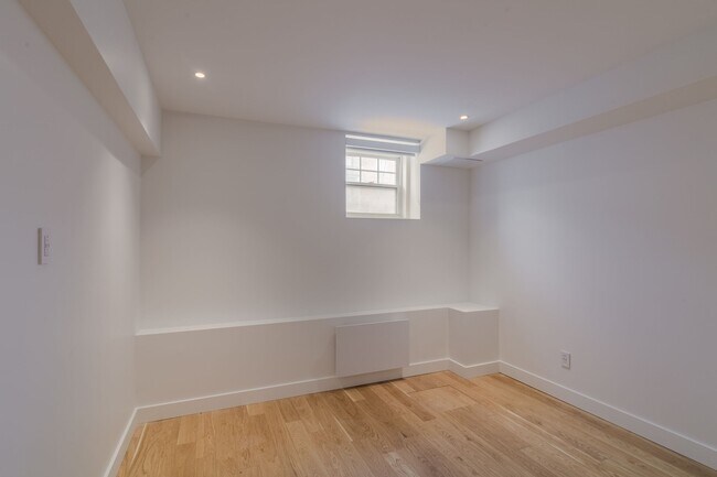 Photo - 4930 Chem. Queen Mary Unit 0001A