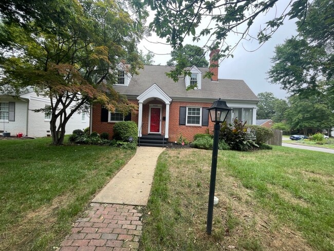 Building Photo - Charming Brick Cape in Colonial Place Rental