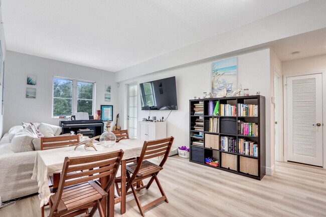 Photo - 1155 Main St Unidad 216