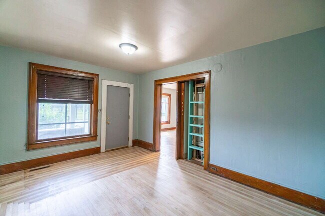 4 bedroom 1 bath - available for June 1st close to UWEC on Water St!