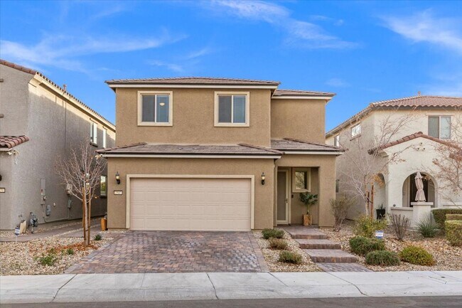 Building Photo - Expansive 5 Bedroom Home with Turf Backyard