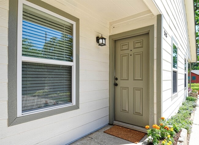 Photo - 518 Moore St