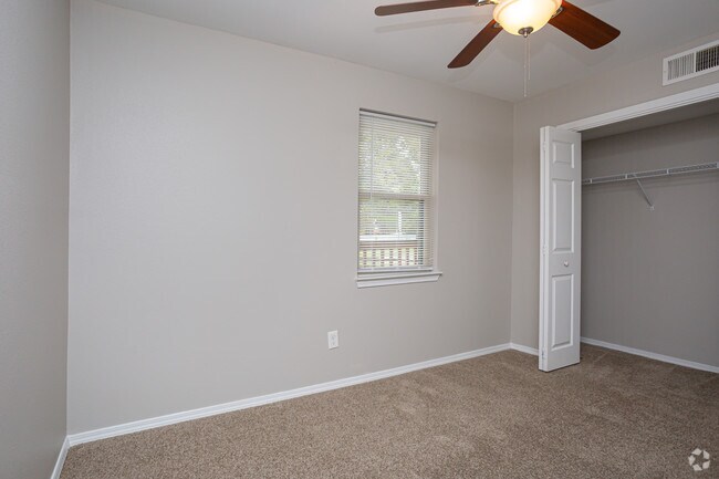 2 BR, 1 BA - 923 SF