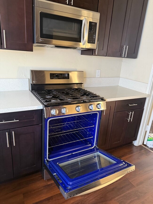 New LG STOVE - 14818 Magnolia Blvd Unit 14818