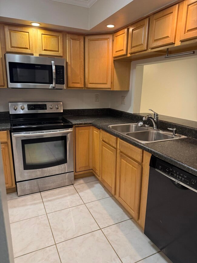 Building Photo - 9374 SW 3rd St Unit 718