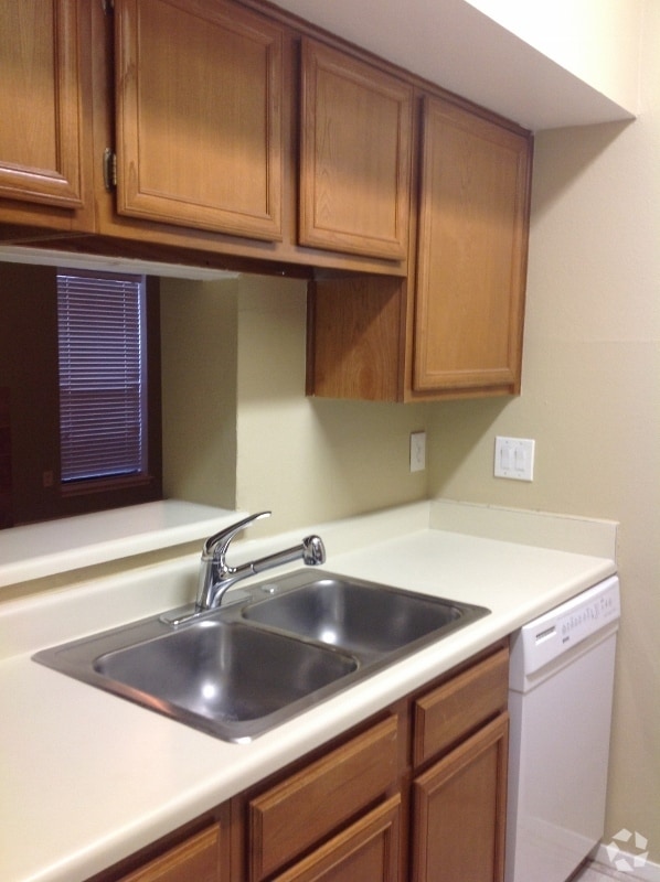 Building Photo - 2025 Augusta Dr Rental