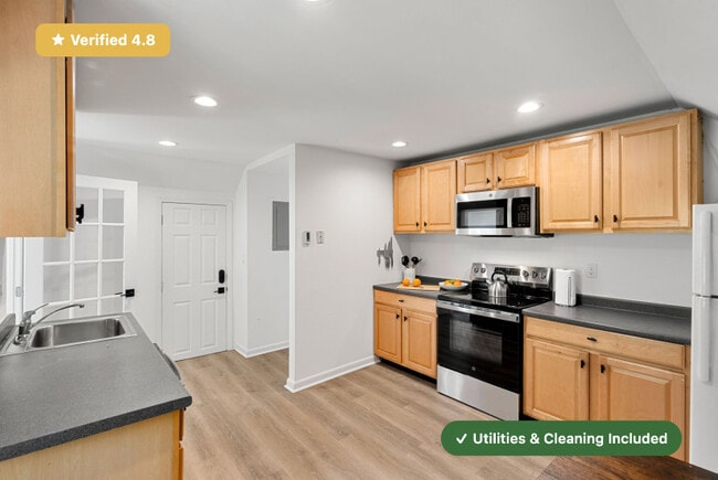 Photo - RoostUp Furnished Private Bedroom in Jamai...